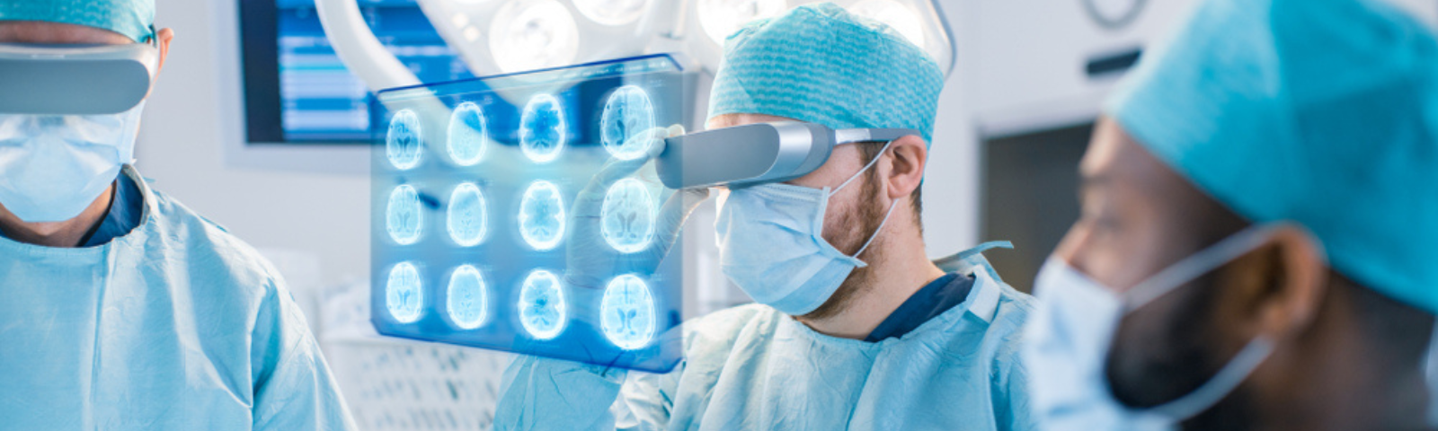 tres médicos en sala de operaciones. Uno de ellos lleva unas gafas contecnología 3d y ve en una pantalla escáner de cerebros
