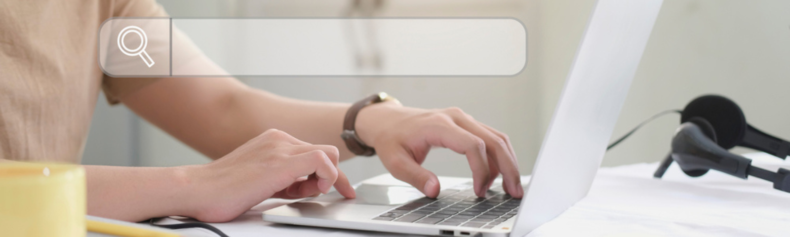 Foco selectivo mostrando las manos de una persona en el teclado de un computador