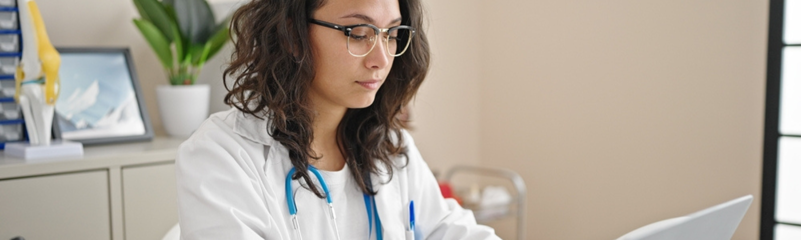 médico mujer emitiendo licencia sanna desde su notebook