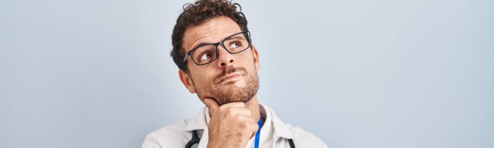 médico con cara de duda consultando si es mejor cita médica online o presencial