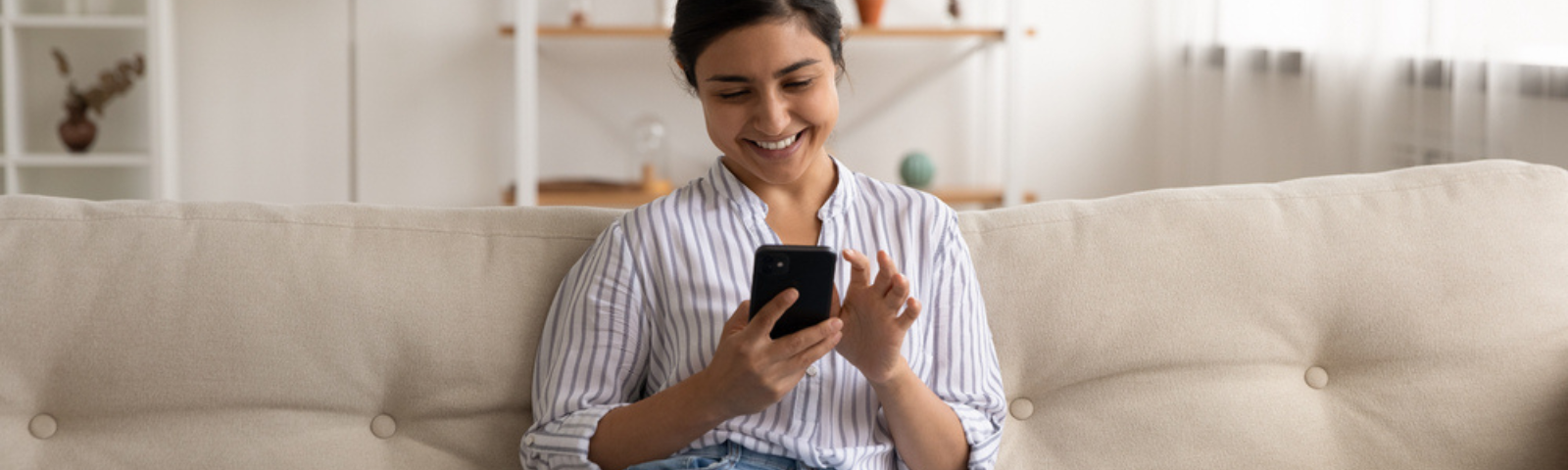 mujer en la aplicación de reserva online de horas médicas desde su teléfono