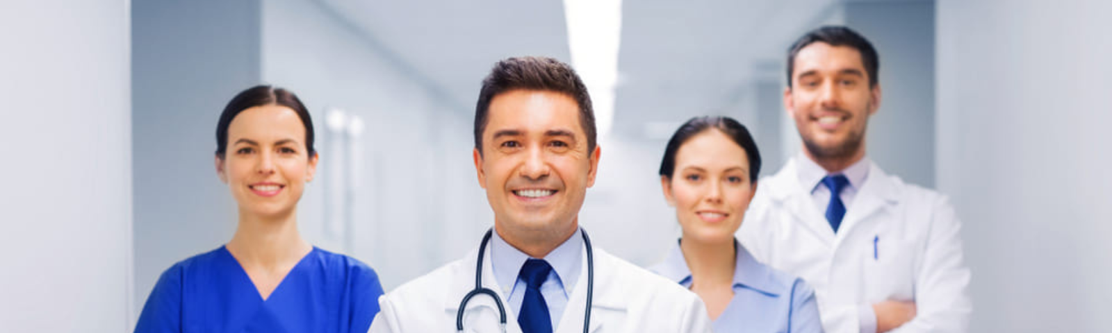 equipo de médicos, profesionales de la salud y personal administrativo de un centro médico