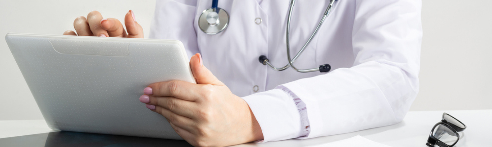 una médica sosteniendo una tablet