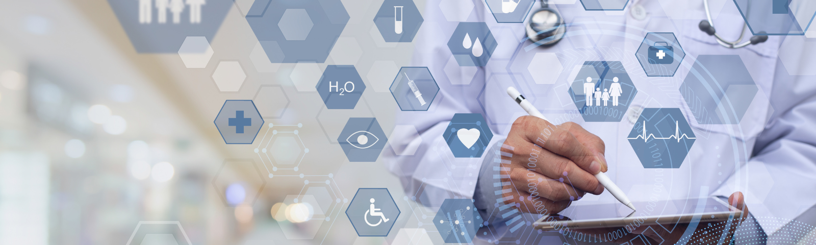 médico con una tablet usando sistemas de información en salud 