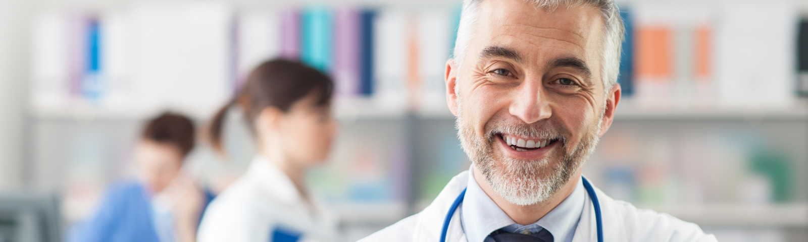 médico hombre feliz de crear su nuevo centro médico