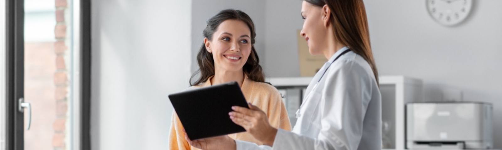 paciente mujer revisando el resultado de sus exámenes médicos en la tablet de su médico.