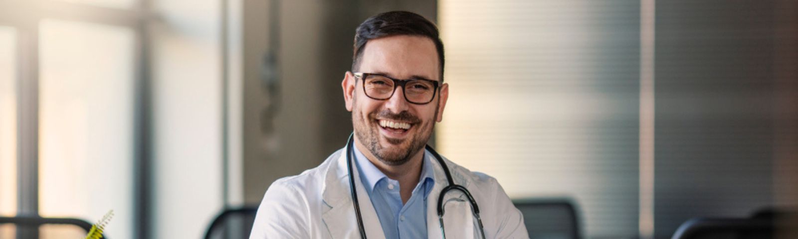médico sonrriente mirando fijamente a la cámara