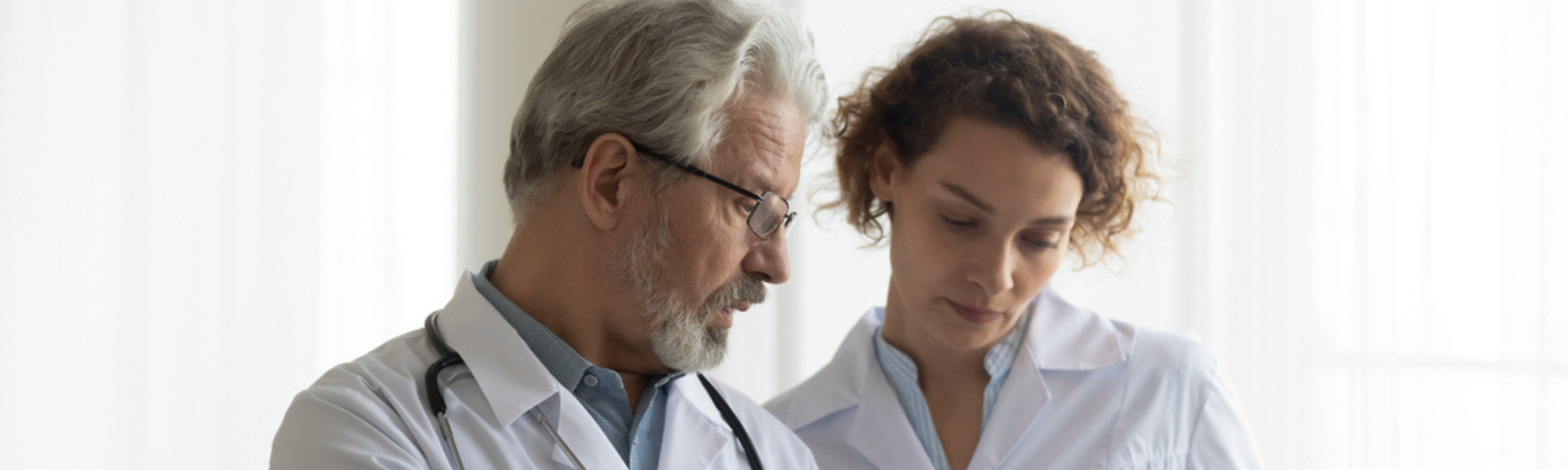 dos médicos revisando el software médico mem