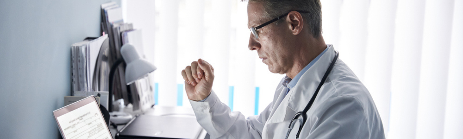 médico revisando recetas en línea de sus pacientes