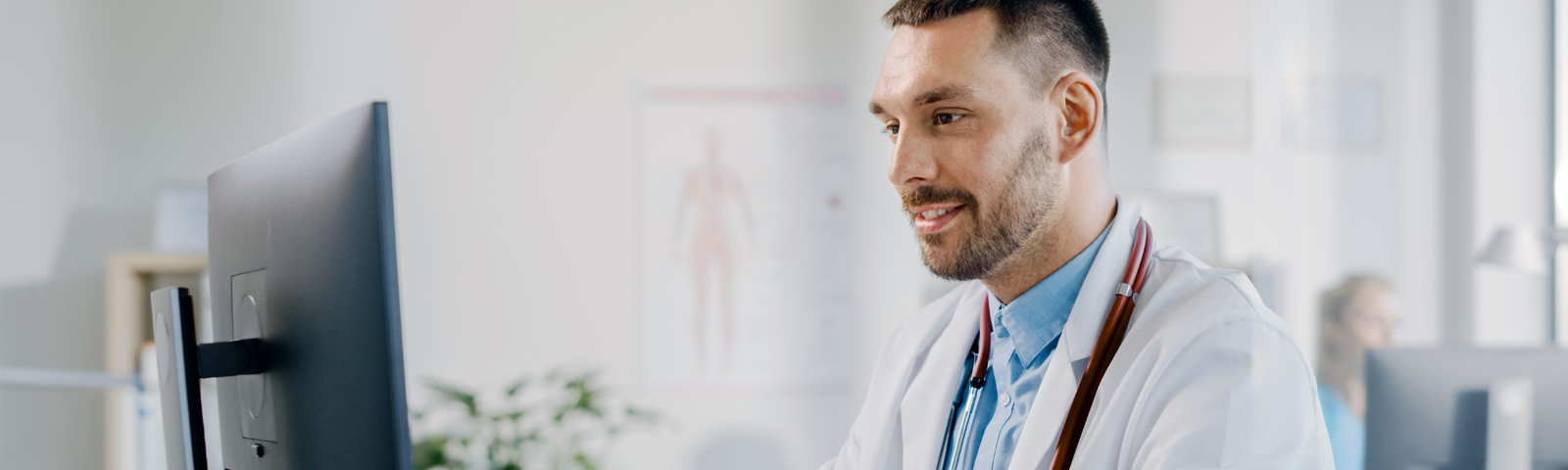  médico realizando una consulta médica online desde su ordenador